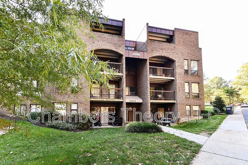 2 bed, 1.5 bath, 1070 sqft, $2,400 — Photo 1
