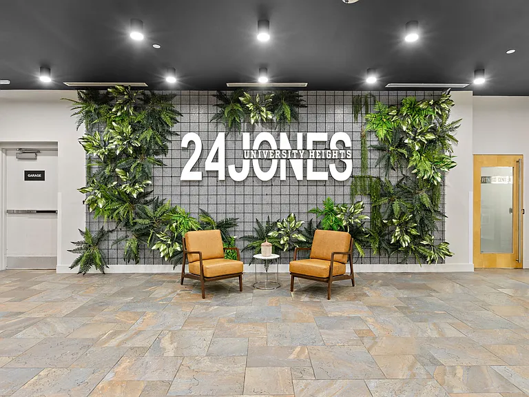 24 Jones — Photo 48