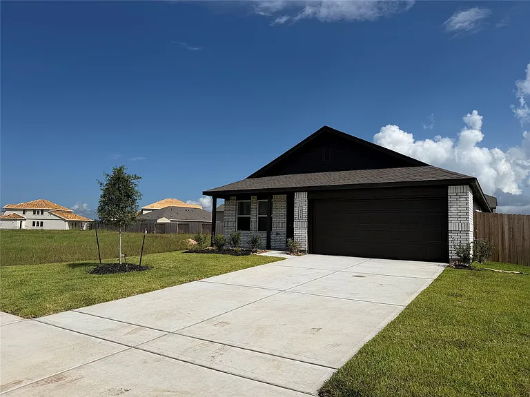 921 Woodhaven Lakes Dr — Photo 2