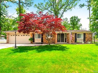8733 Woodside Dr, Grosse Ile, MI 48138