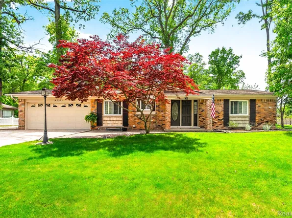 8733 Woodside Dr, Grosse Ile, MI 48138
