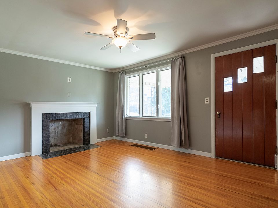 Living Room with fireplace (non-working)