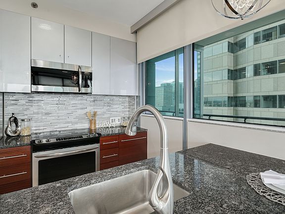 5th image of 2101 Market St Unit 806