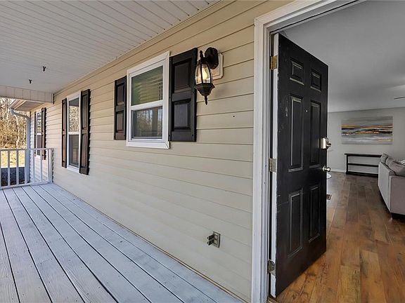 3rd image of 1817A Hardman Ln