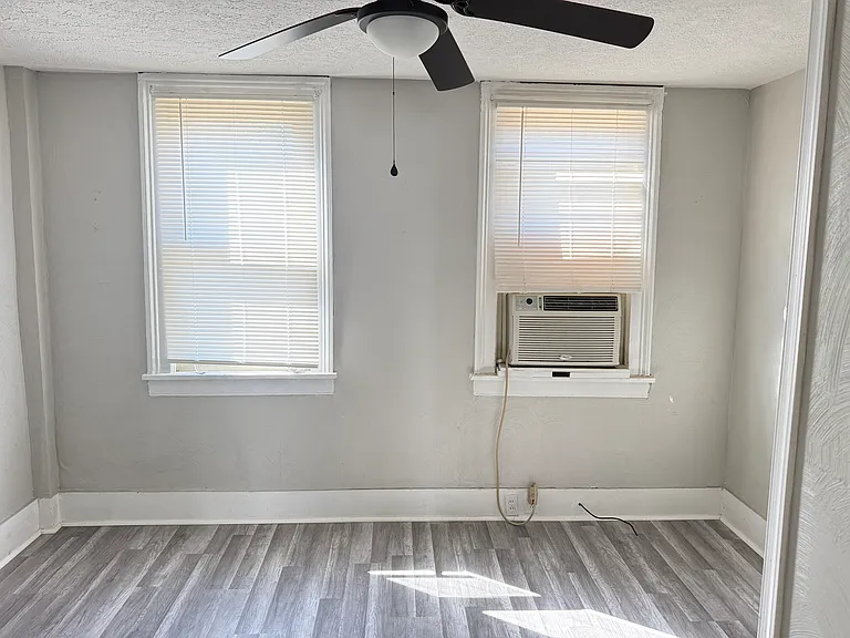 251 S Sycamore St — Photo 3