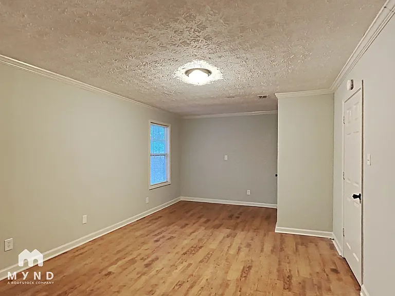 588 Henderson Rd — Photo 12