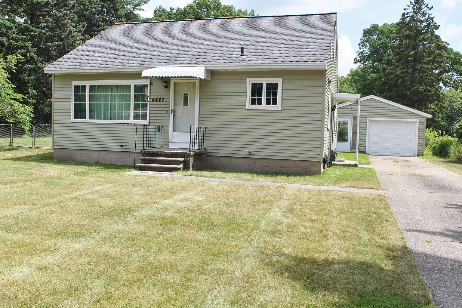4442 Thompson St photo 1