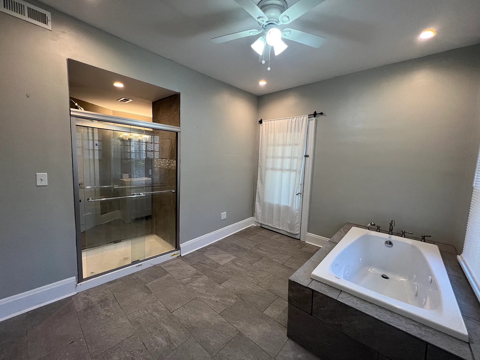 4 bed, 2.5 bath, 3428 sqft, $2,500 — Photo 4