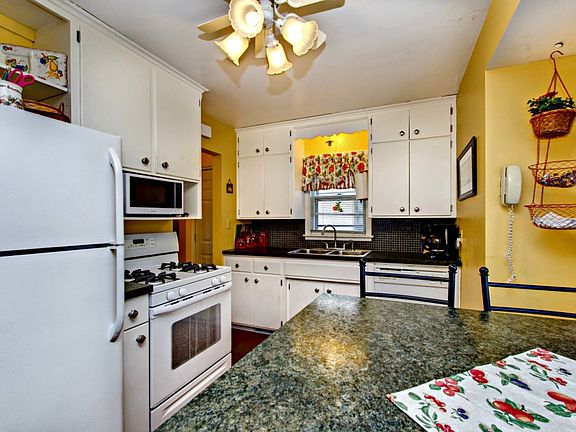 4th image of 359 Rose Ave E