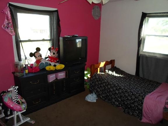 5th image of 209 Karen Ave