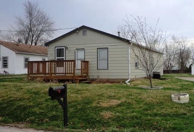1st image of 910 6th Ave W