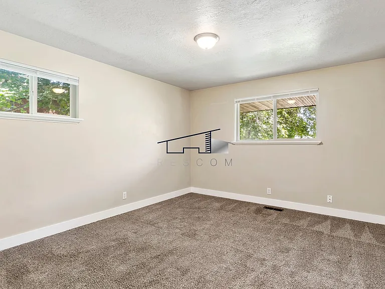 1334 Henderson Dr — Photo 15