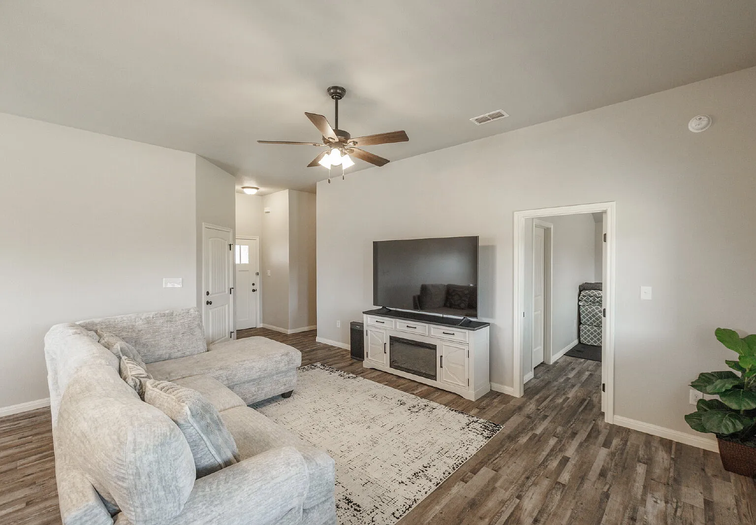 3 bed, 2.0 bath, 1270 sqft, $2,795 — Photo 4