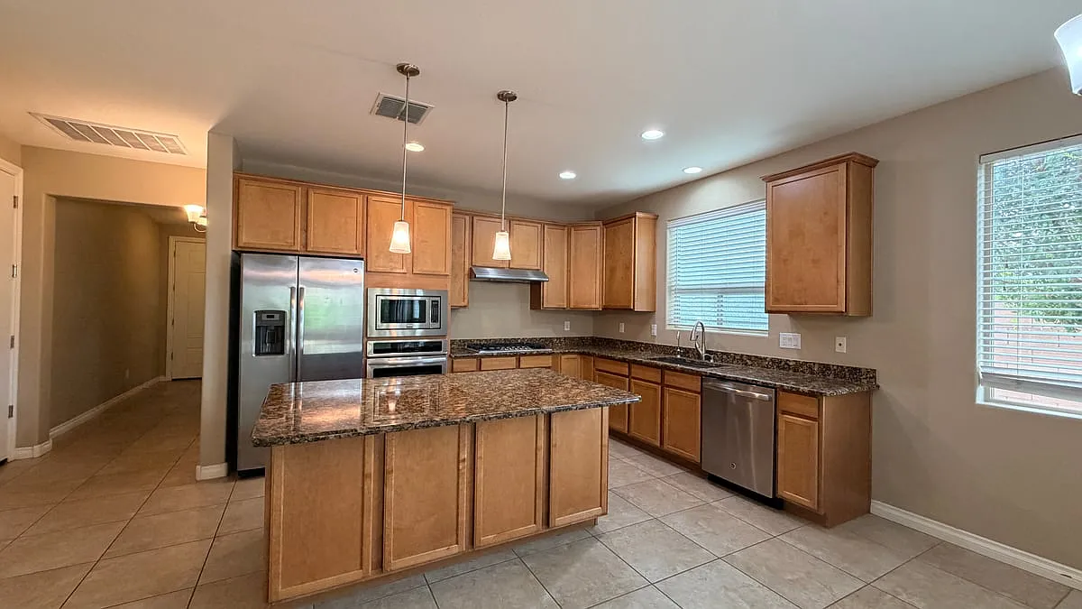 172 East Crescent Place — Photo 4
