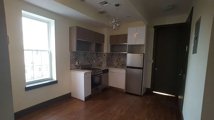 Rented by Evergreen Apartments BK | media 18