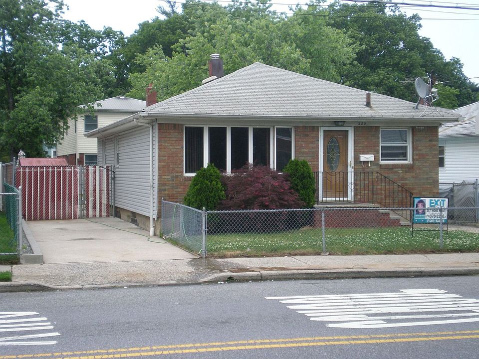 1st image of 229 Giffords Ln