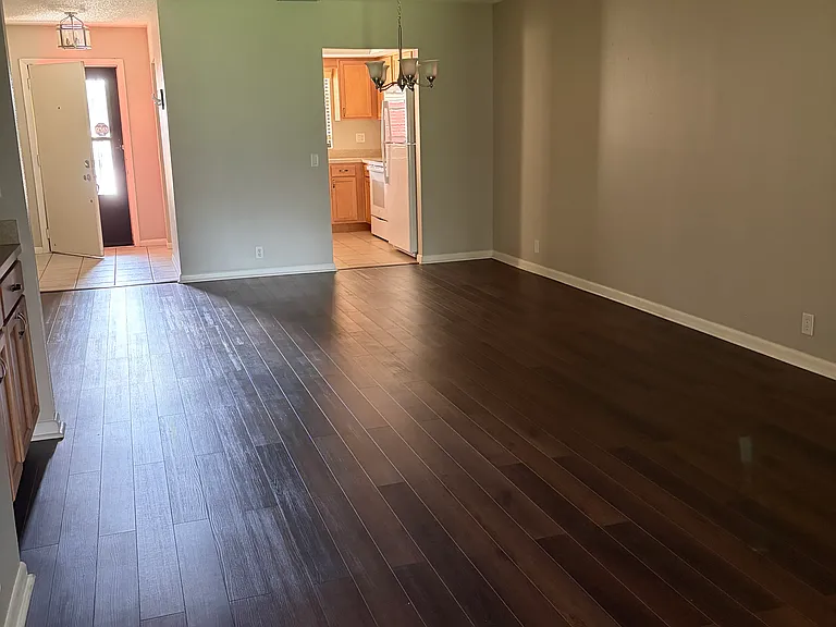 1084 Pelham Ct — Photo 11
