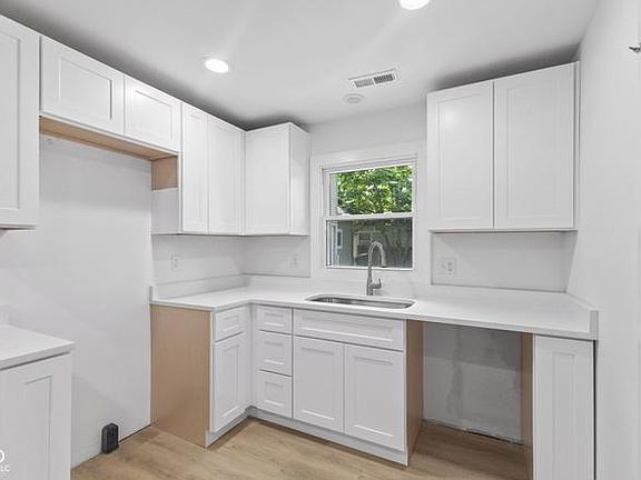 5th image of 3038 Meredith Ave #2