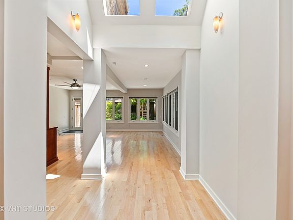3rd image of 2237 N Magnolia Ave