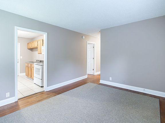 5th image of 1221 Greenfield Dr