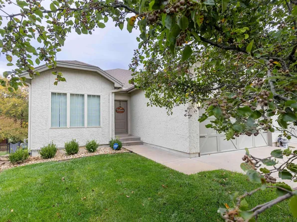 1038 SW Red Oaks Ct, Topeka, KS 66615