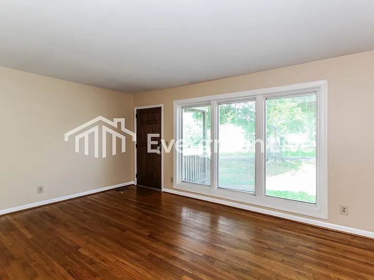 1413 Dogwood Ln — Photo 2