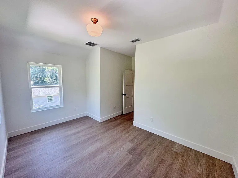 942 Alexander St — Photo 26