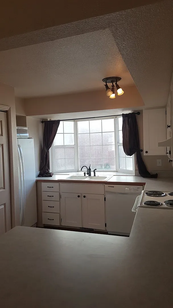 Sandy 3 Bed 2 1/2 Bath Town Home — Photo 3