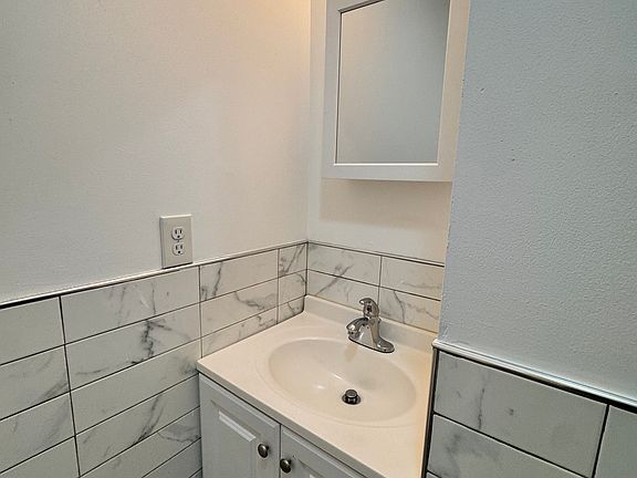 5th image of 174 Treadwell Ave #1
