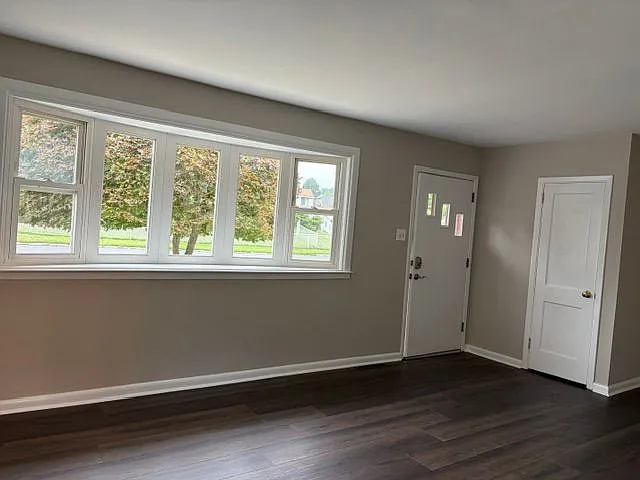 3746 Windsor Dr — Photo 3