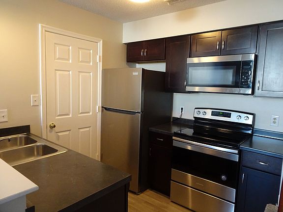 4th image of 421 Lees Mill Dr