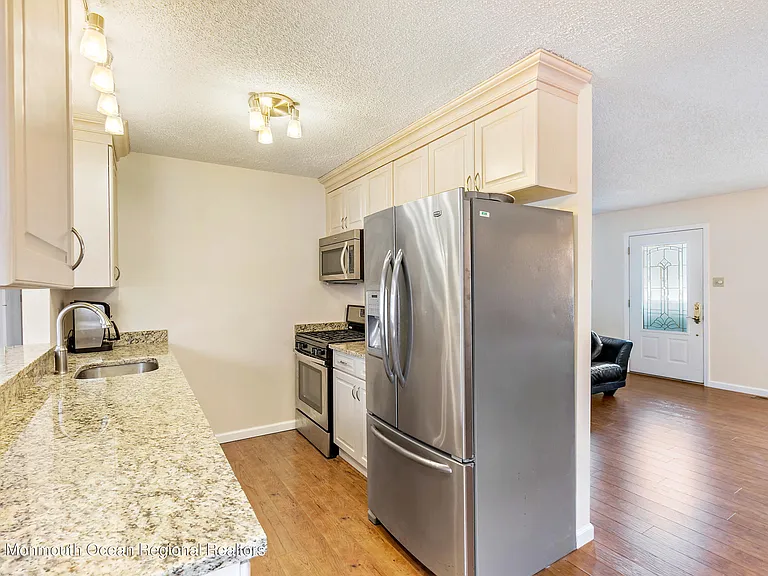 31 Peggy Ln — Photo 6