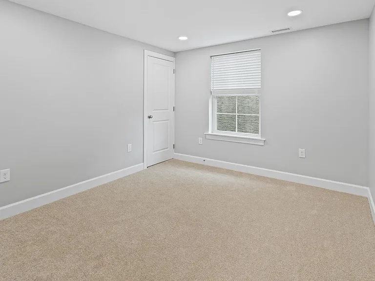 731 E Elm St — Photo 29