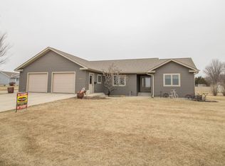 1714 Maple St, Hull, IA 51239