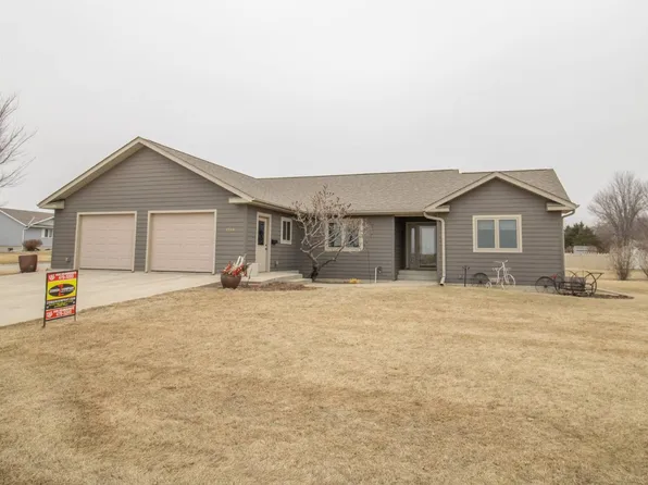 1714 Maple St, Hull, IA 51239