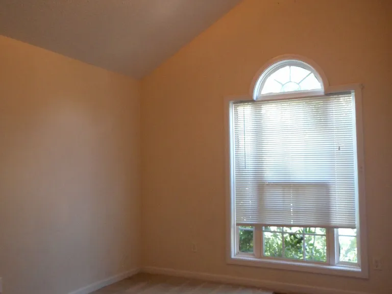 100 Fairfax Dr — Photo 4