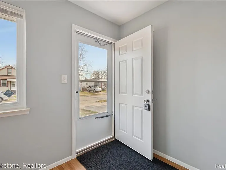 23583 Columbus Ave — Photo 10