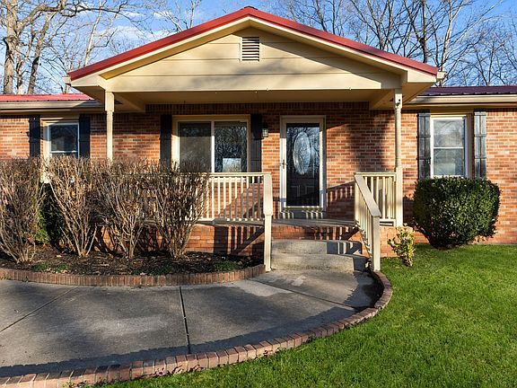 2nd image of 110 Oakwood Cir