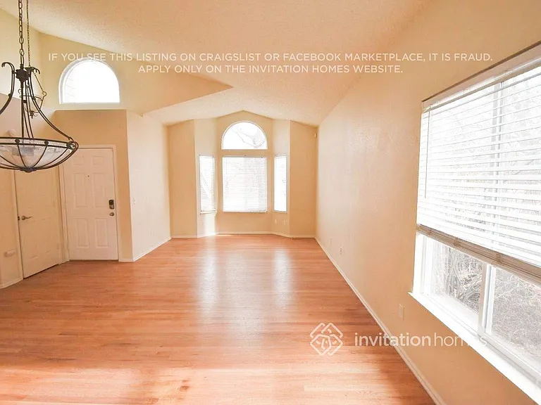 1572 Beacon Hill Dr — Photo 2