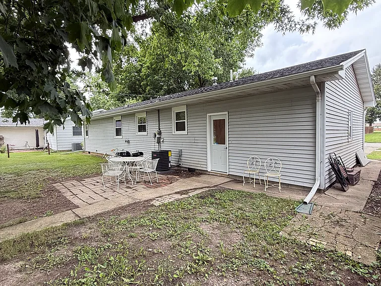 220 E North St — Photo 2