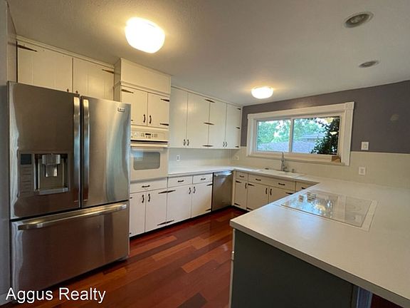 3rd image of 906 S Cole Dr