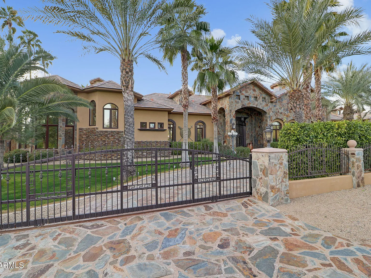 5 bed, 8.0 bath, 8000 sqft, $17,000 — Photo 2