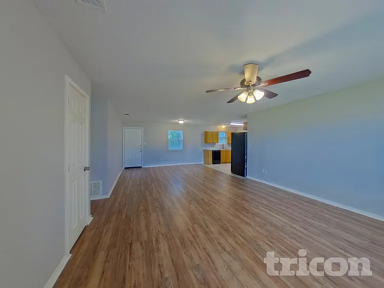 213 Dean Ct — Photo 2