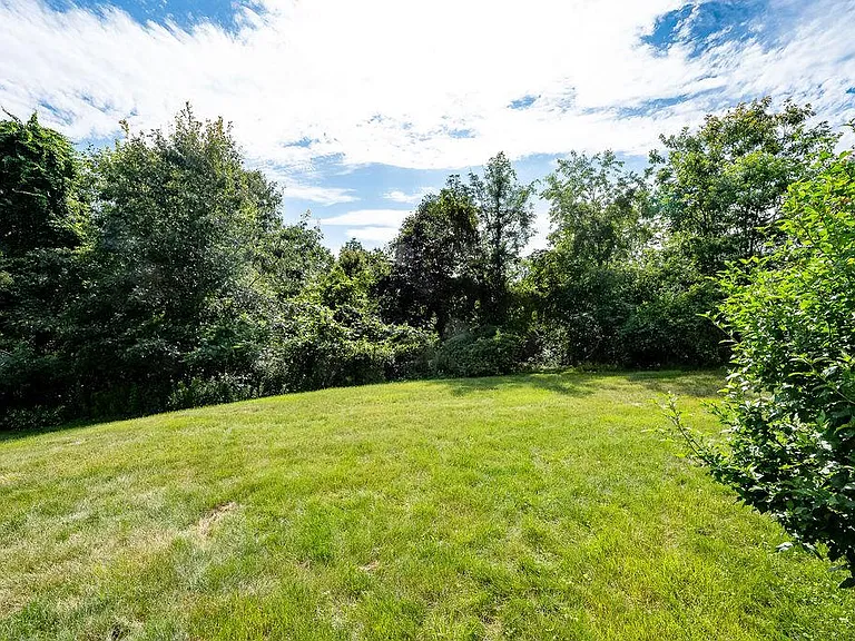25 Village Dr — Photo 5