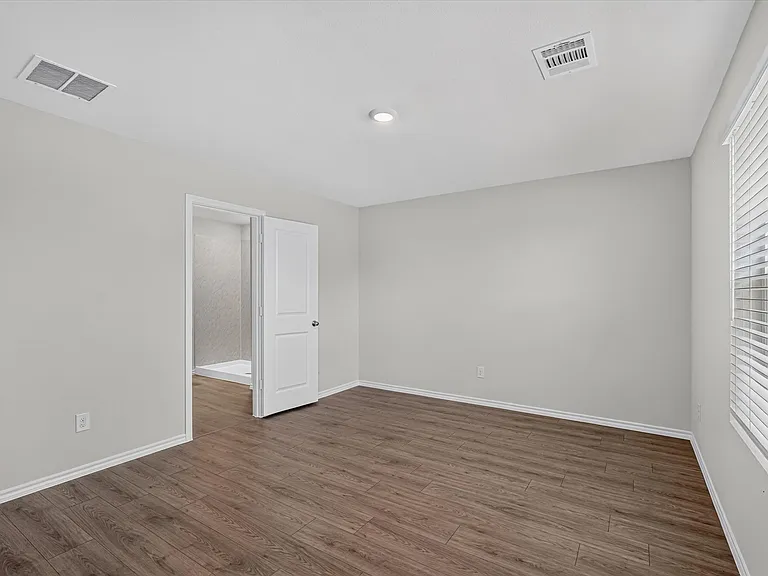 1128 Northfield Dr — Photo 15
