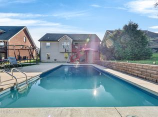 7311 Brook Meadow Dr, Louisville, KY 40228