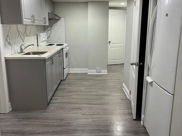 583 Queen Mary Dr #BASEMENT — Photo 2