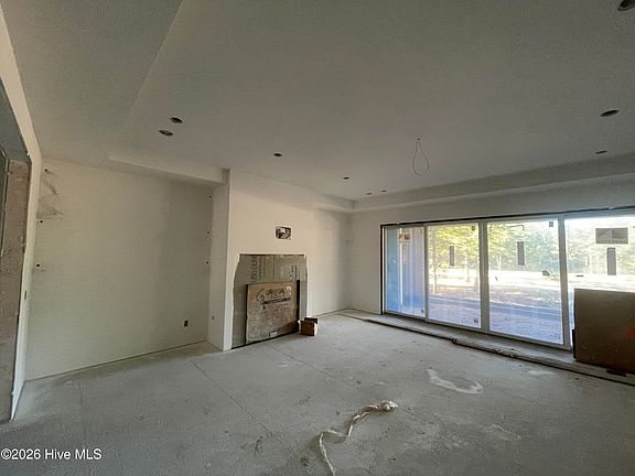 5th image of 230 Crescent Court