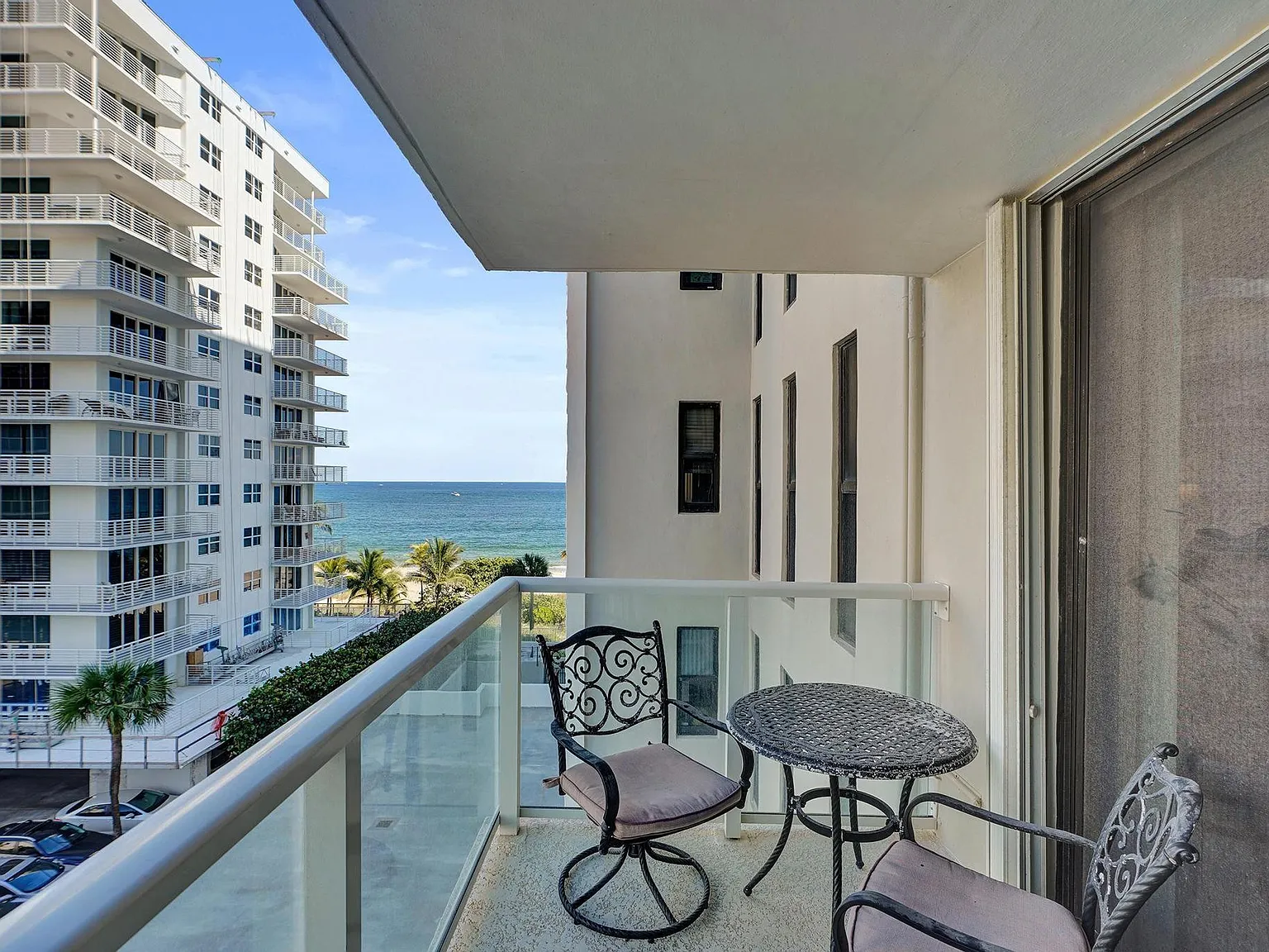 2 bed, 2.0 bath, 1400 sqft, $2,800 — Photo 2