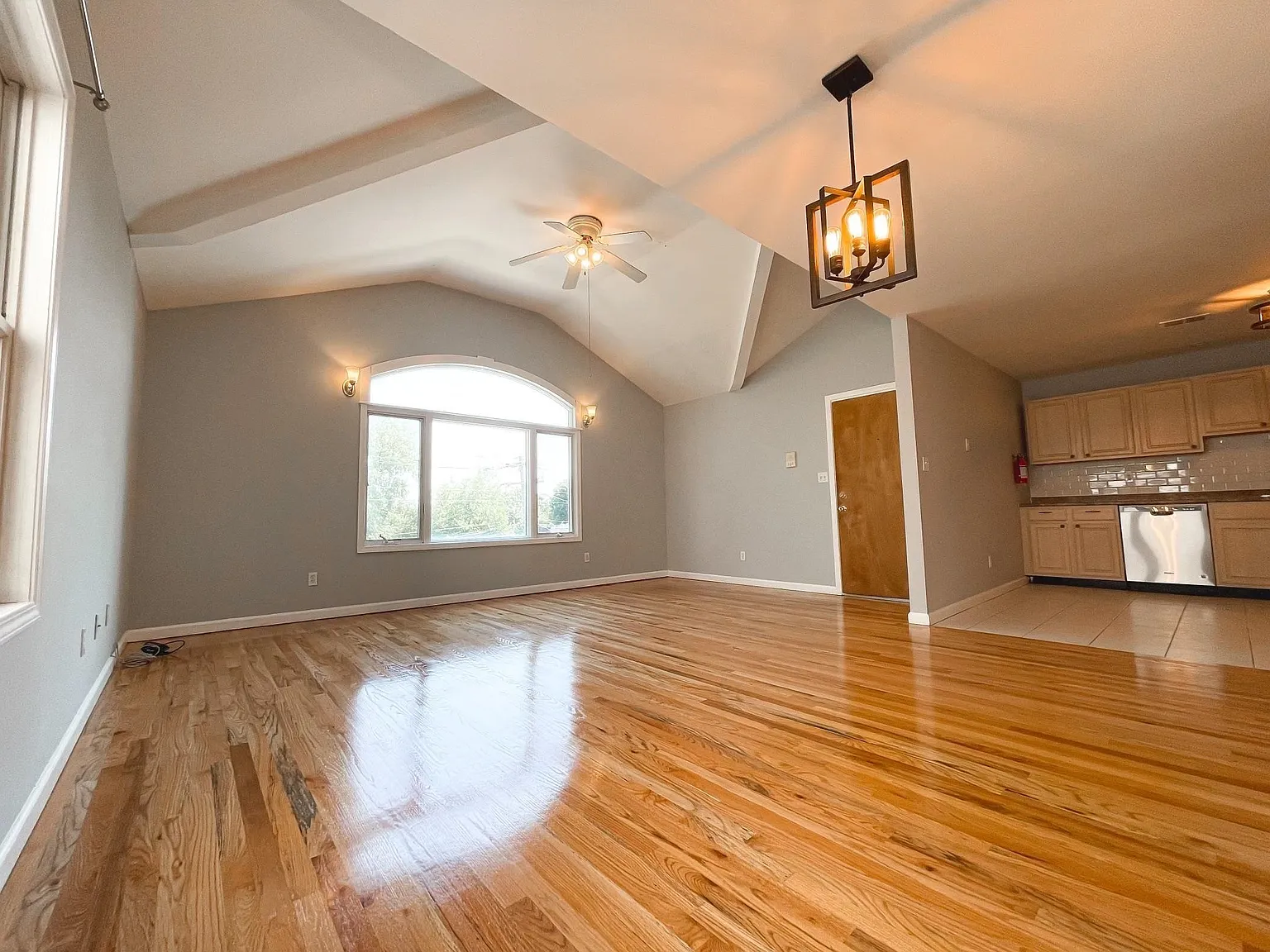 3 bed, 2.0 bath, 1600 sqft, $2,800 — Photo 2